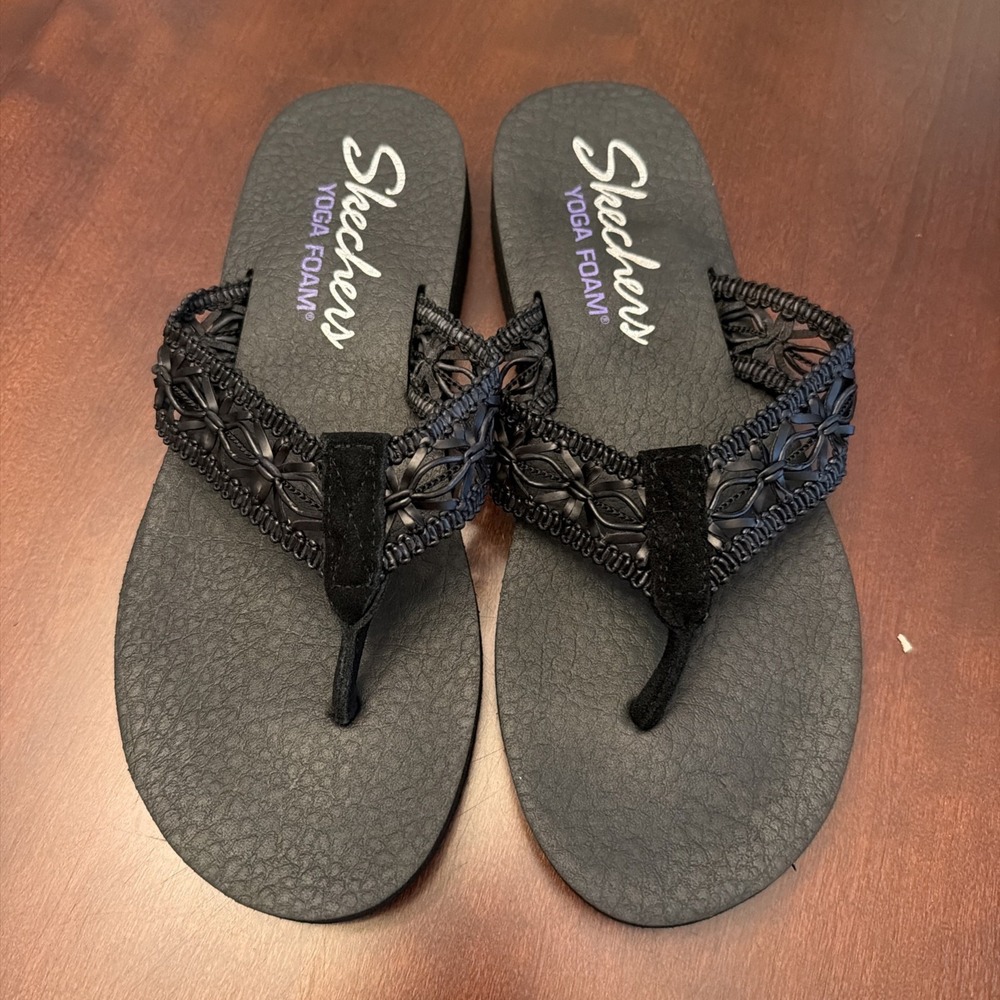 Skechers Women's Black Synthetic Thong Sandals Logo Slip-On 9 Yoga Foam